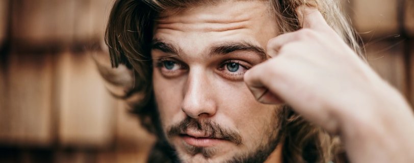 man in green crew neck shirt