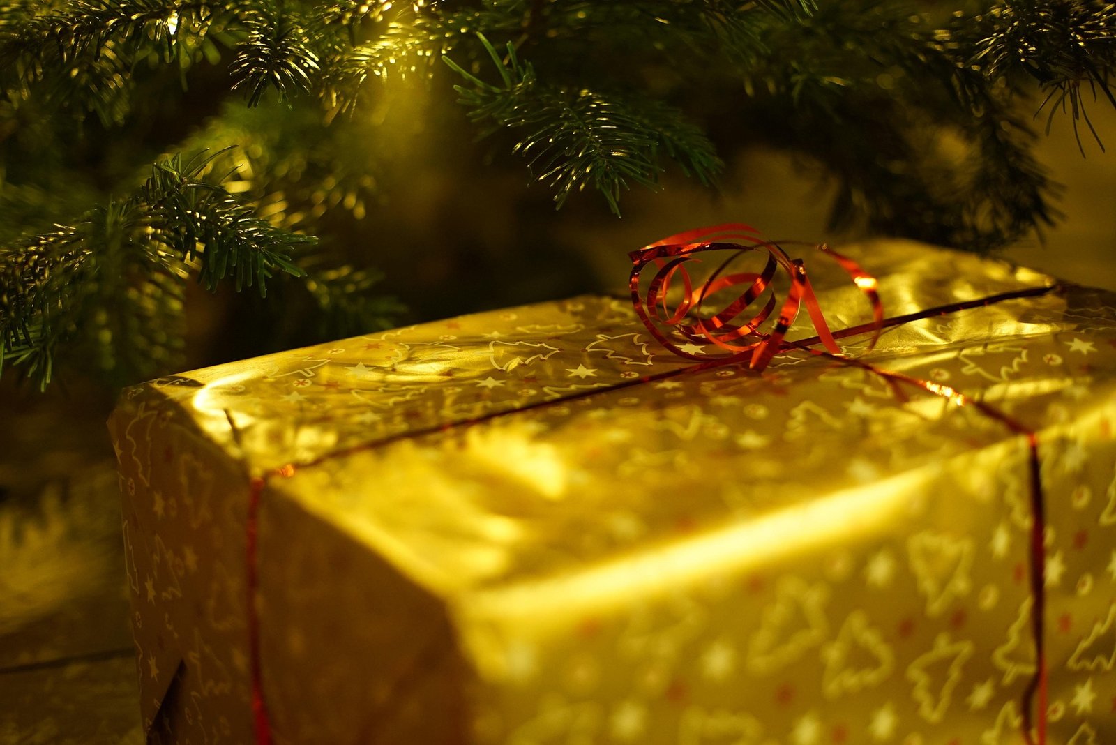 Chèques-cadeaux du CSE : plafonds URSSAF, critères d’attribution et fiscalité 2026