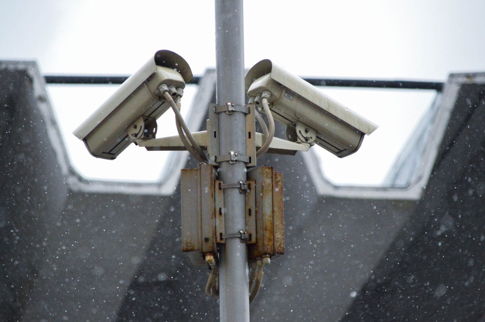 Caméras, logiciels, badgeuses : quels moyens de surveillance doivent être présentés au CSE ?